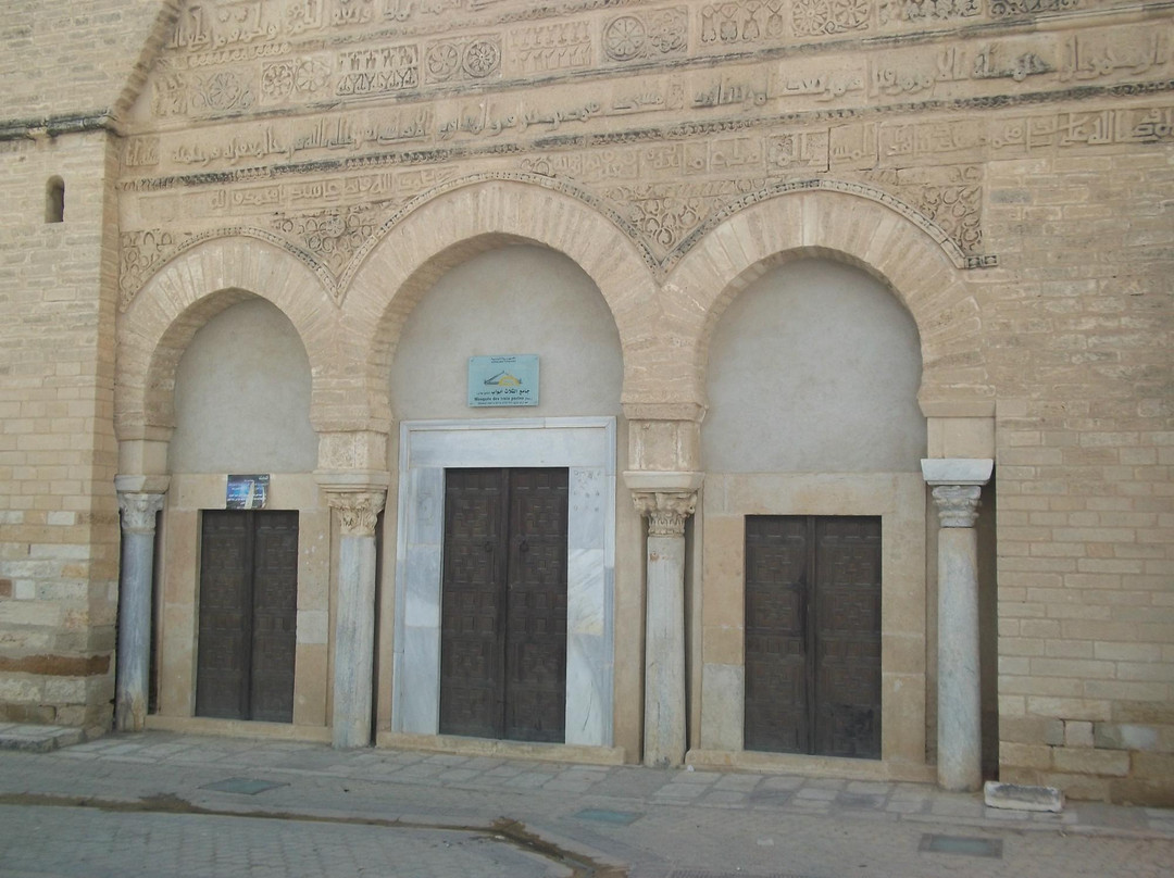 Three Doors Mosque景点图片