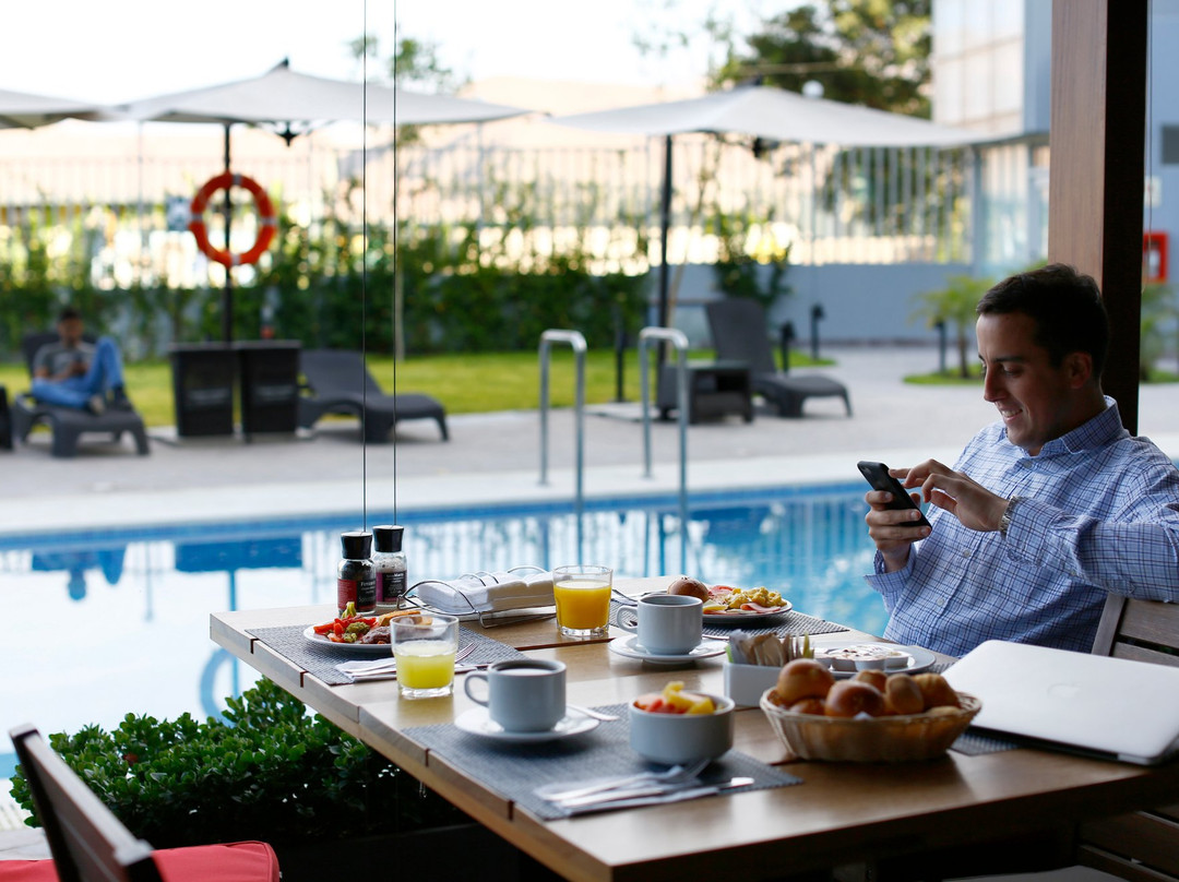 La Plaza Bar & Grill