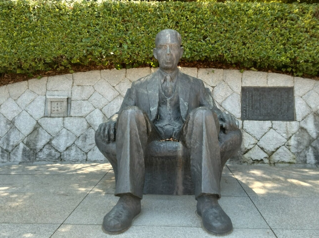 Governor Jiro Ishiba Statue-鸟取市必去景点