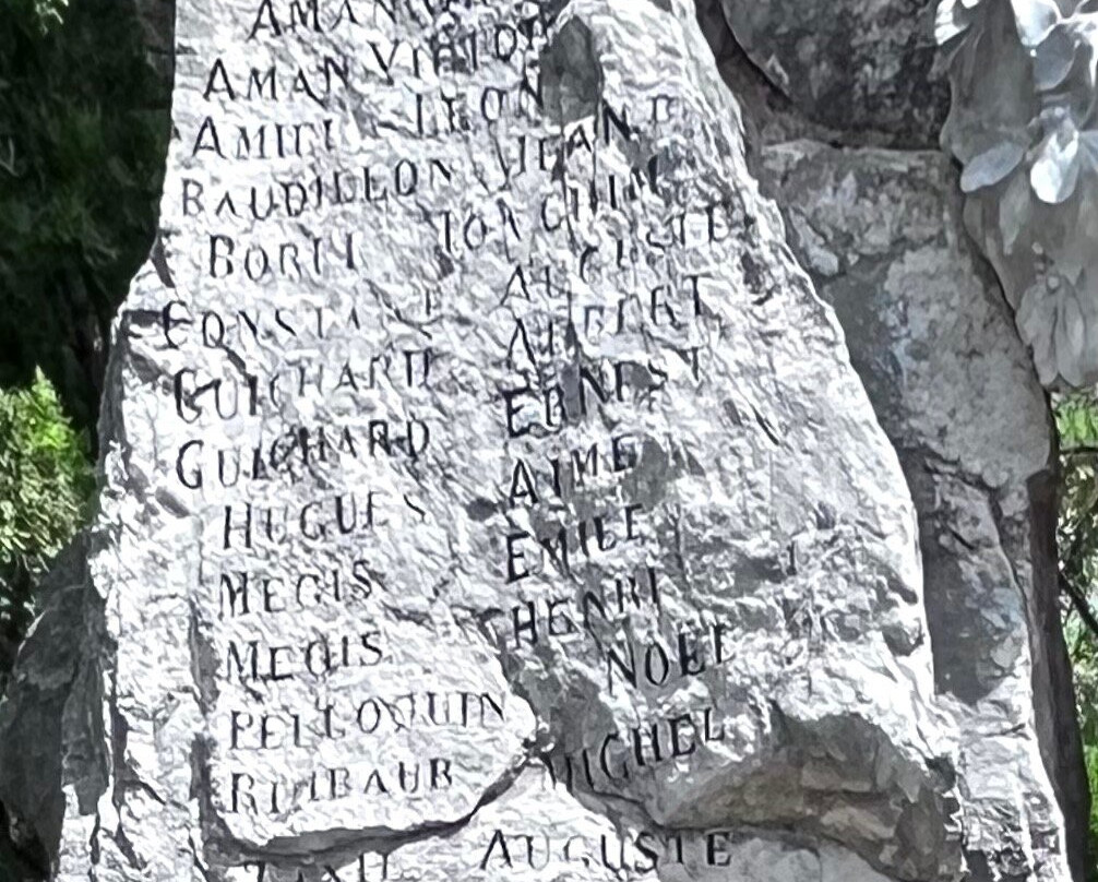 Monument Aux Morts De Moustiers Sainte Marie景点图片