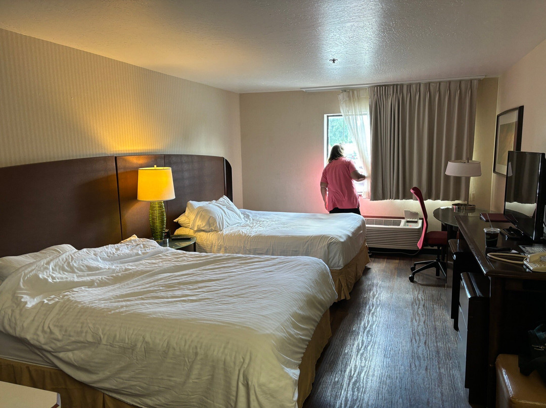 Rogue Regency Inn & Suites主图