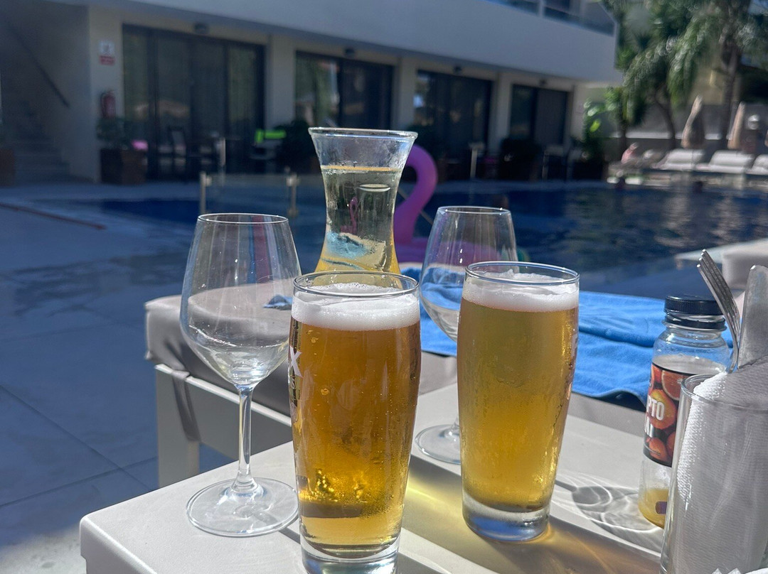 Paradise Bar Apartments主图