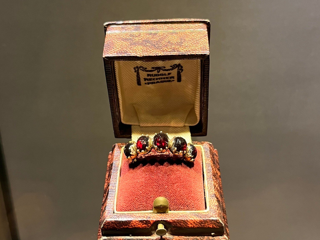 Muzeum ceskeho granatu-布拉格必去景点
