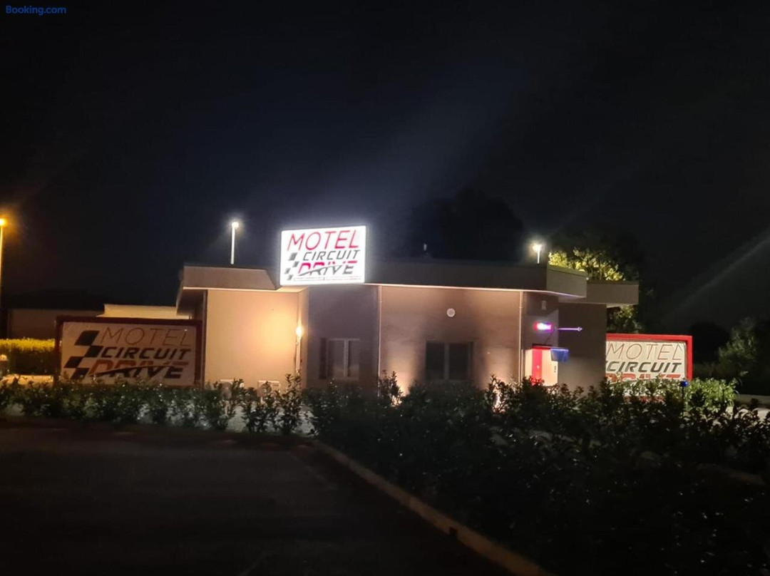 Motel Circuit Drive