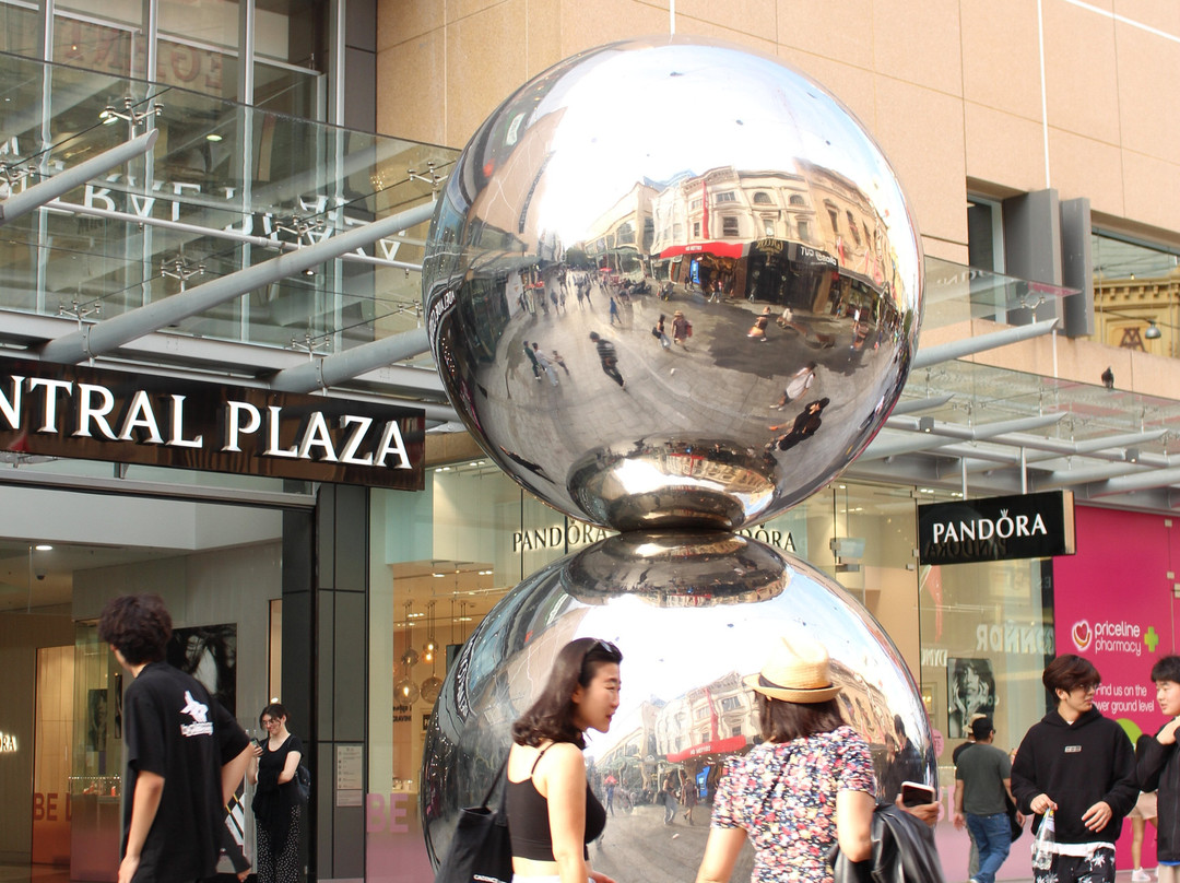 The Mall's Balls Statue景点图片