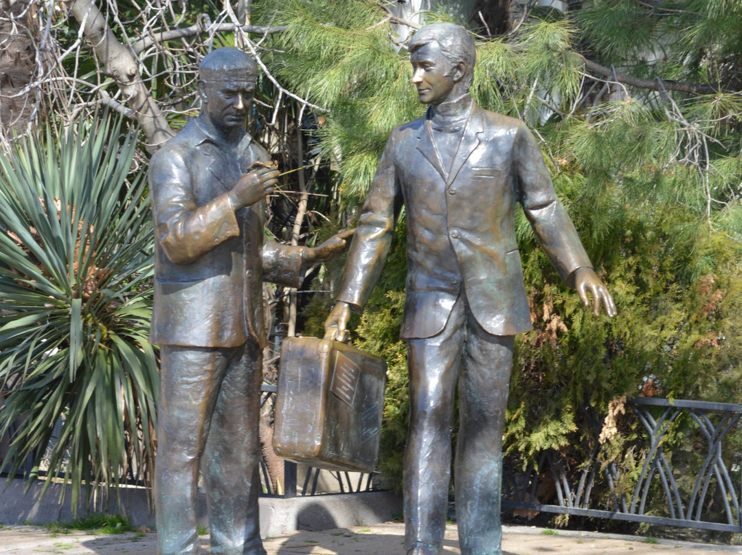 Monument to the Characters of Movie Brilliantovaya Ruka-索契必去景点