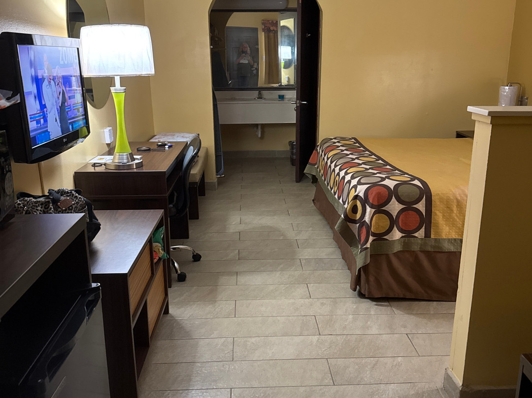 韦斯拉科速8酒店主图