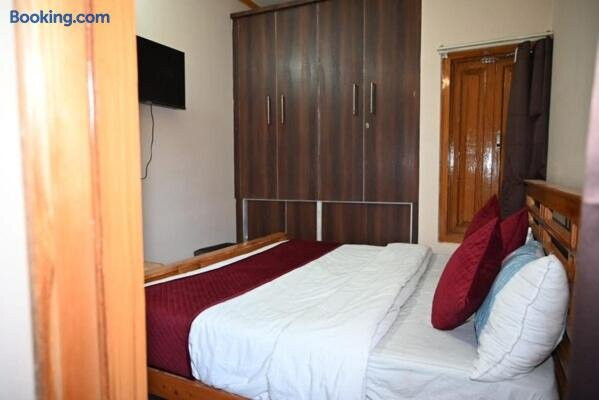 Goroomgo Lohaghat Regency