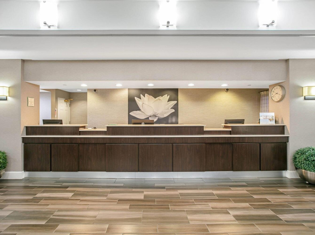 La Quinta Inn & Suites by Wyndham DFW Airport South / Irving