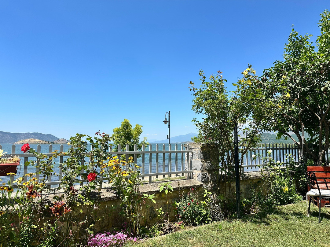 To Spitikó Tis Loukias