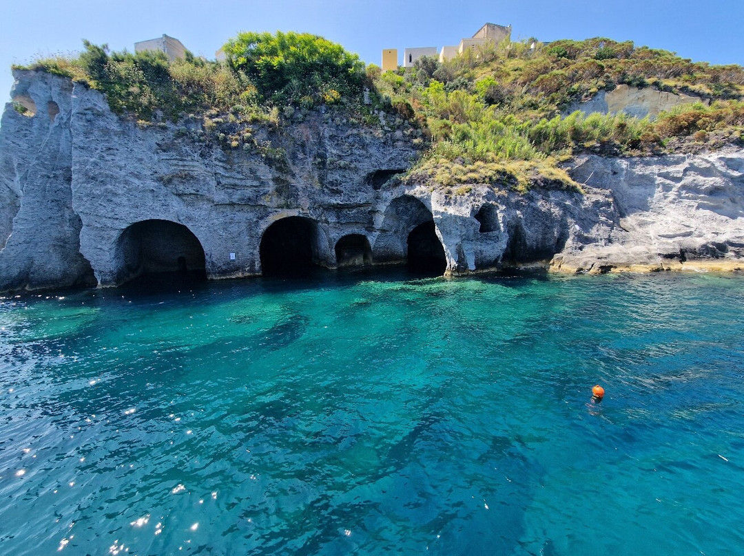 Noleggio Barche Arcobaleno-Parmarola Island必去景点