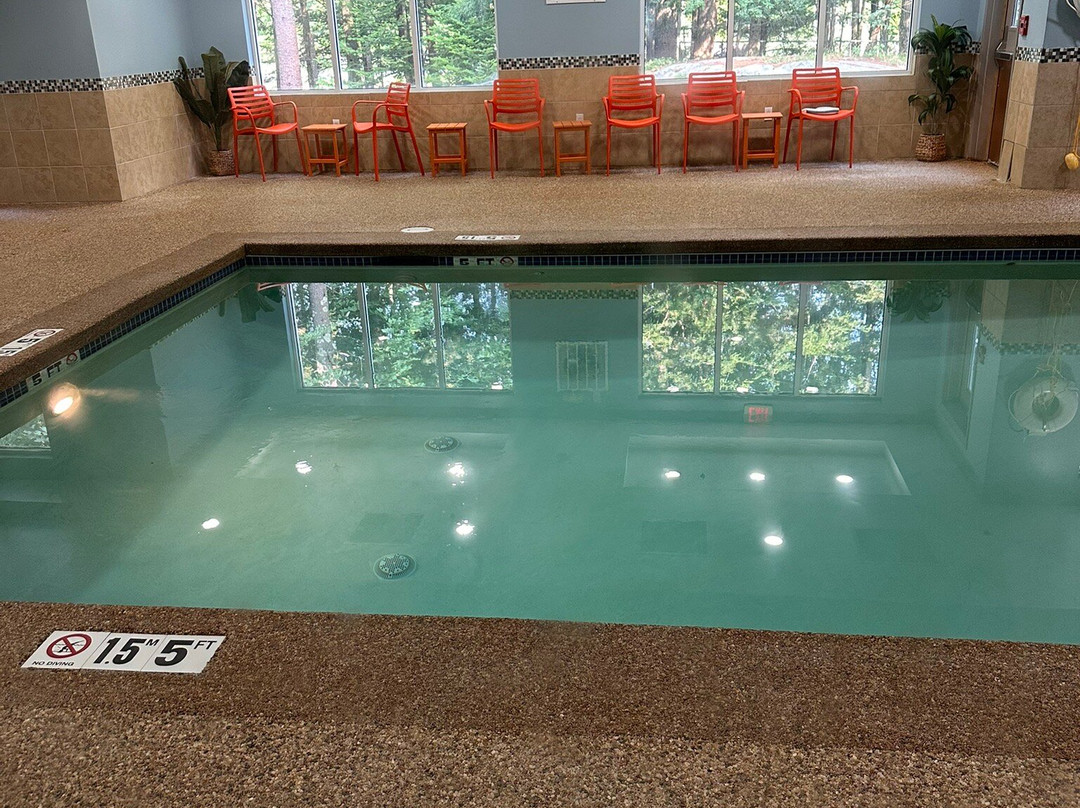 弗里波特快捷假日&套房酒店主图