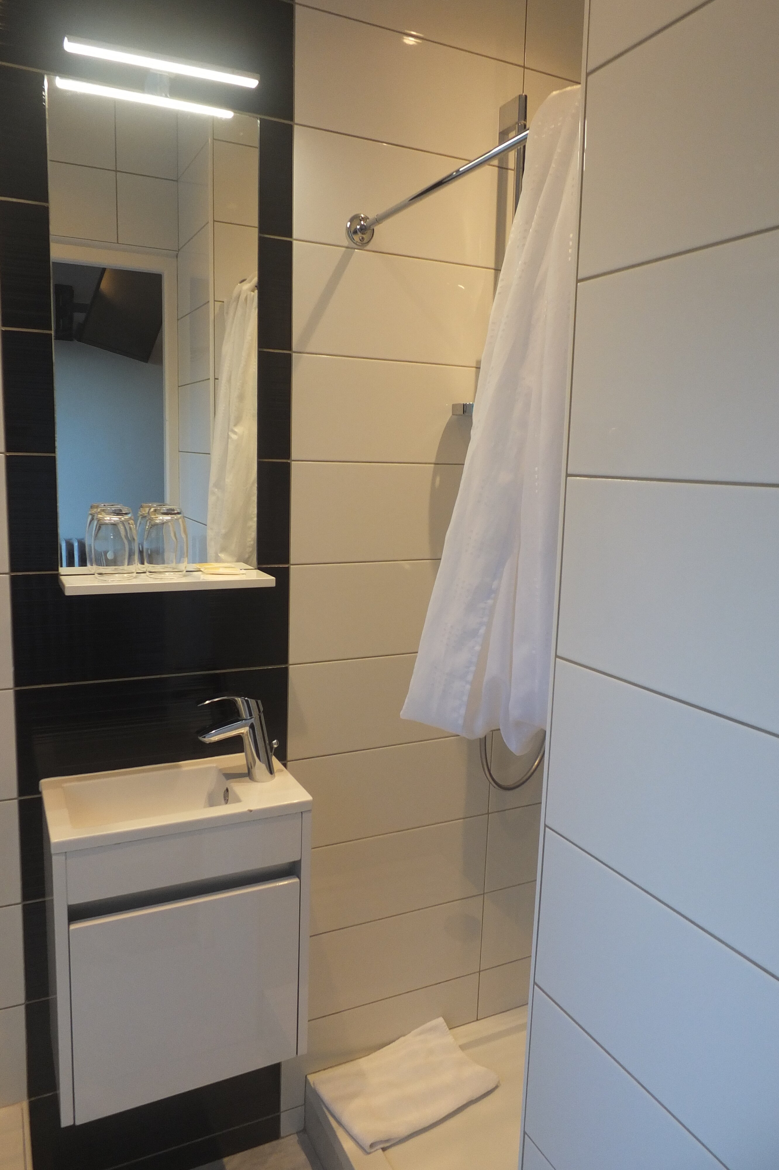 Logis Hôtel les Voiliers-浴室