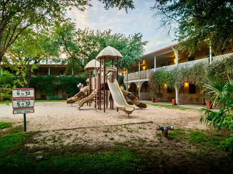 Family Garden Inn & Suites主图