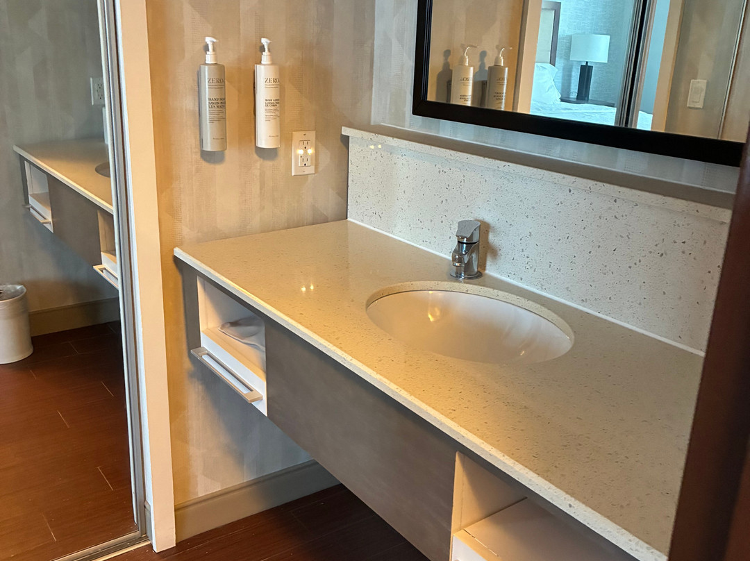 Hampton Inn & Suites Deland主图