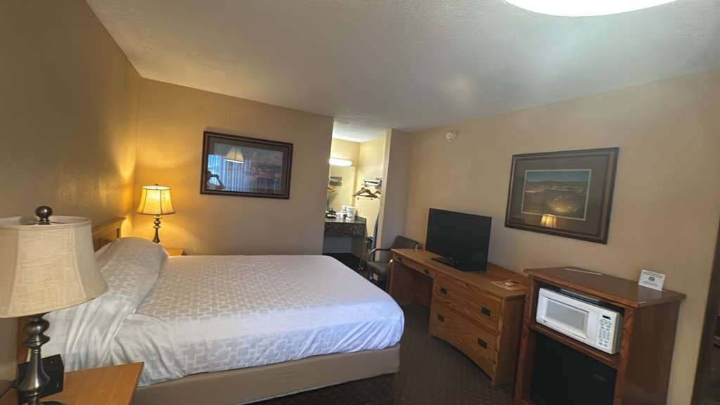 Sundowner Inn by Capital O Forsyth I 94