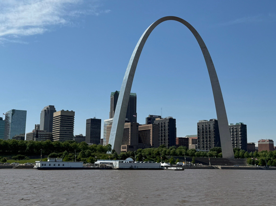 Riverboats at the Gateway Arch-圣路易斯必去景点