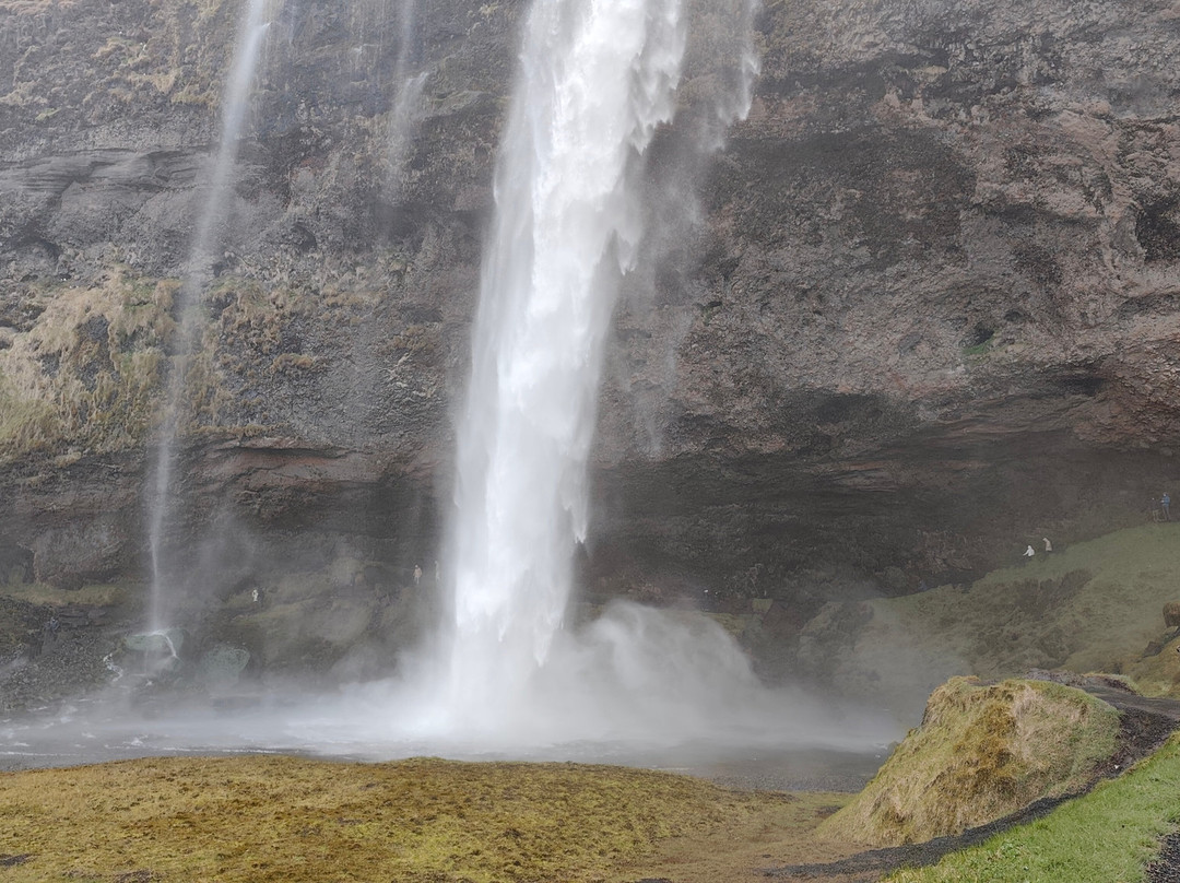 Seljalandsfoss waterfall-海拉必去景点