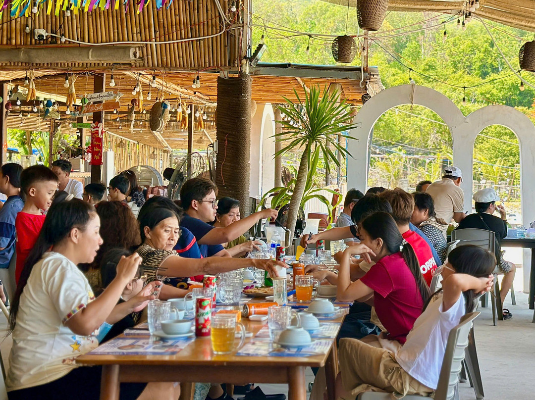 Rang Dong Seafood Restaurant - Eo Gió, Bai Dai Beach