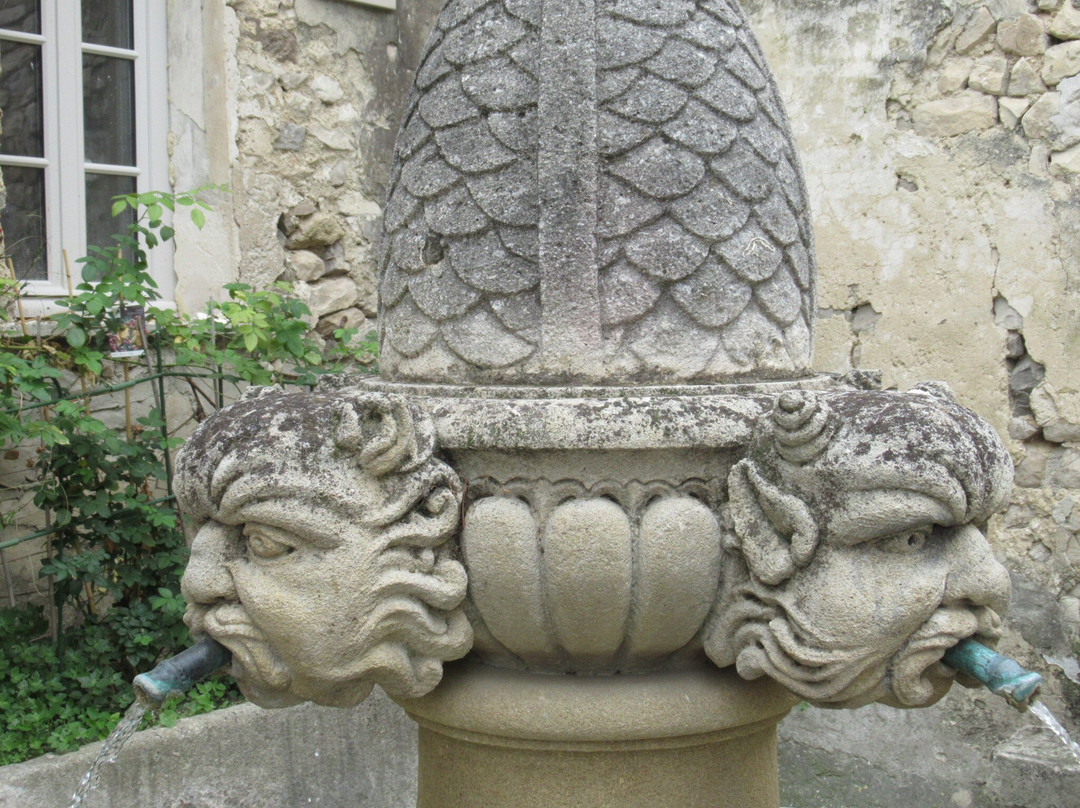 Fontaine des Mascarons de Seguret
