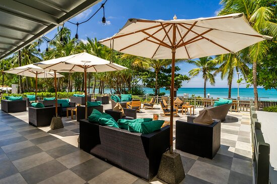 卡马拉海滩度假酒店主图