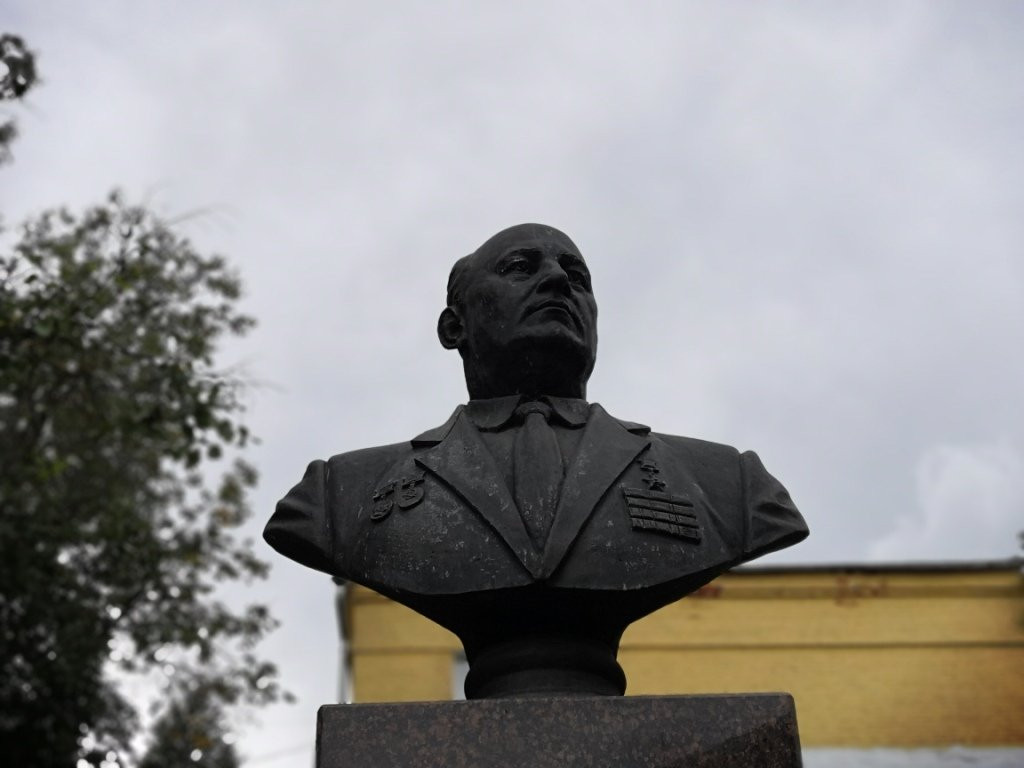 Monument to V.V. Bakhirev景点图片
