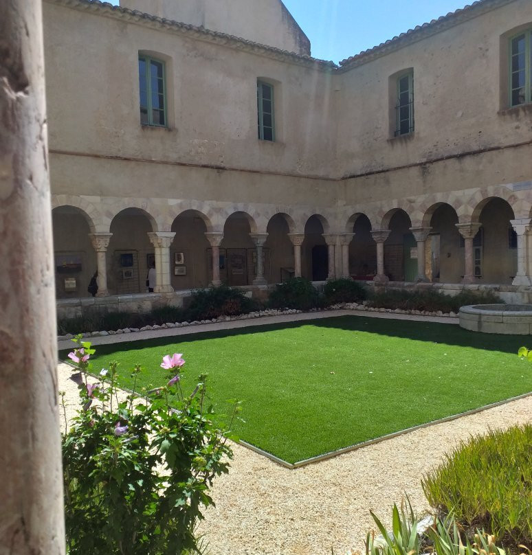 Eglise Saint Michel , le cloitre et le linteau景点图片