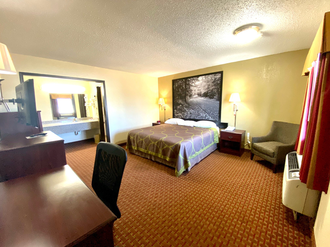 Super 8 by Wyndham Shawnee主图