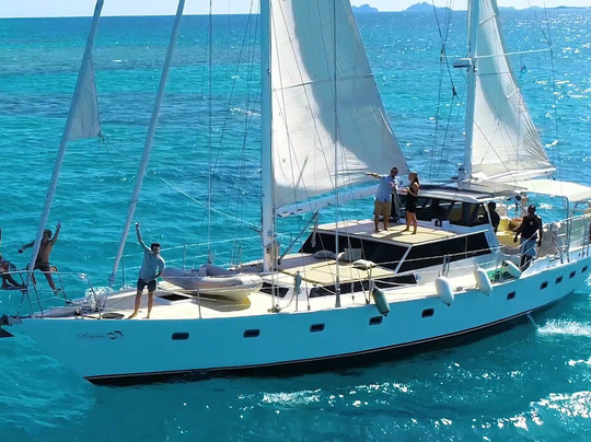 Yacht Charters in Fiji - Sailing Regie-丹娜努岛必去景点