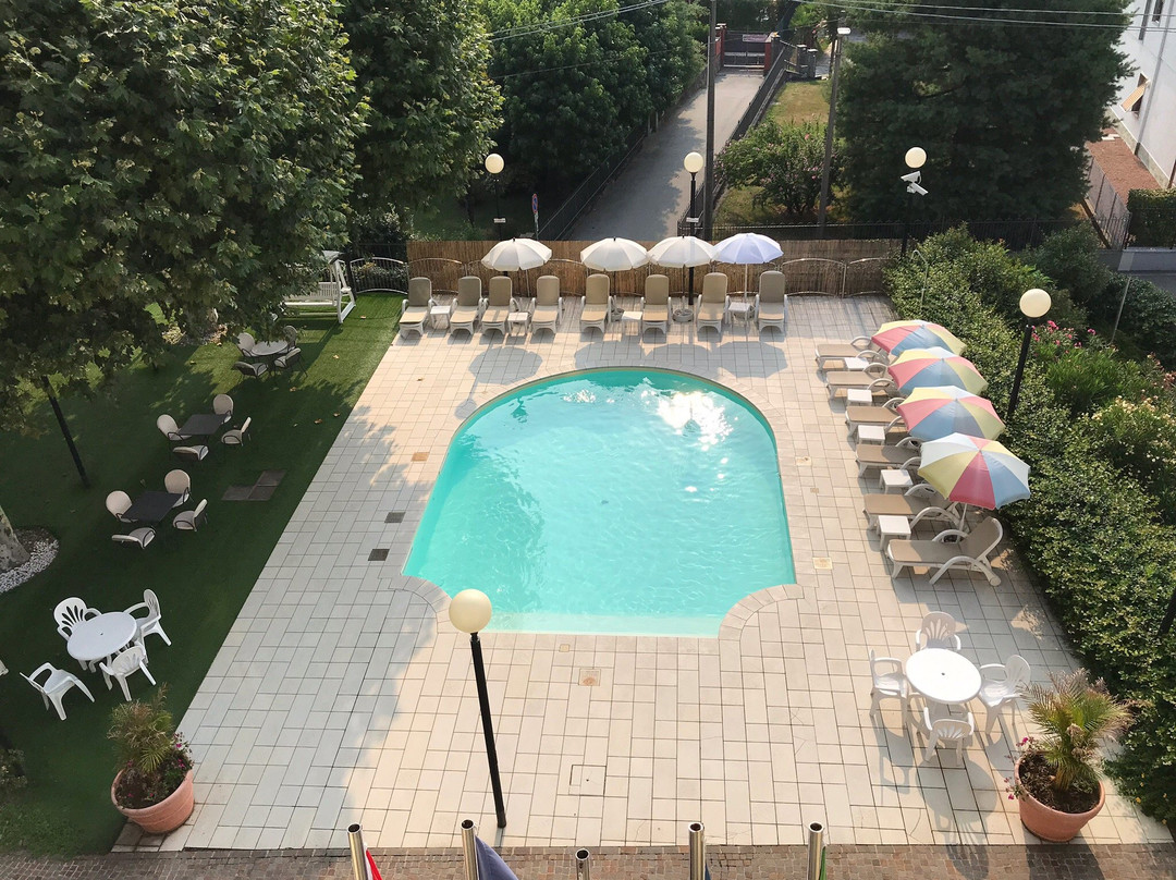 Caroline Hotel Brusimpiano主图