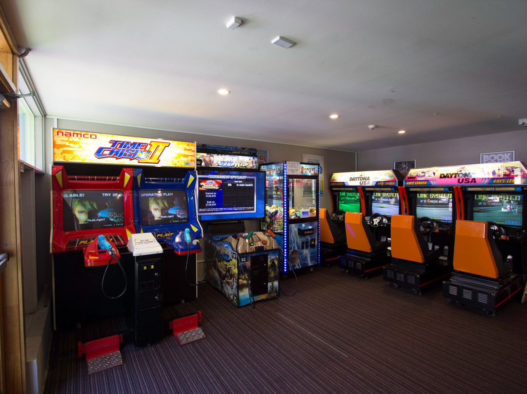 Nightcap at High Flyer Hotel主图