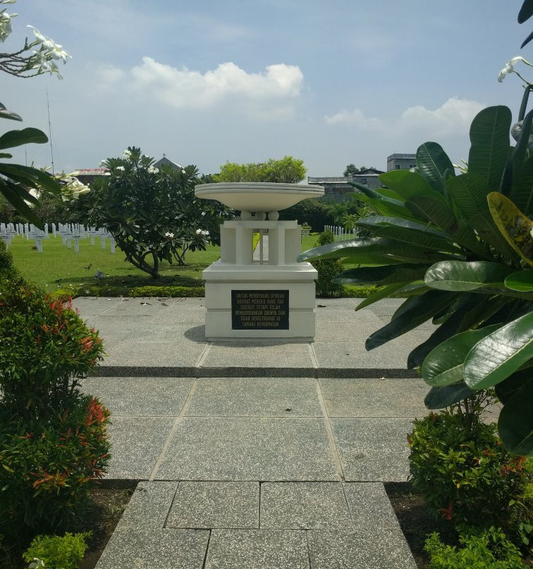 Ereveld Kembang Kuning景点图片