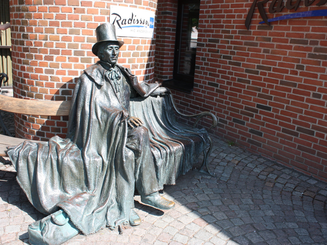Hans Christian Andersen on Bench-欧登塞必去景点