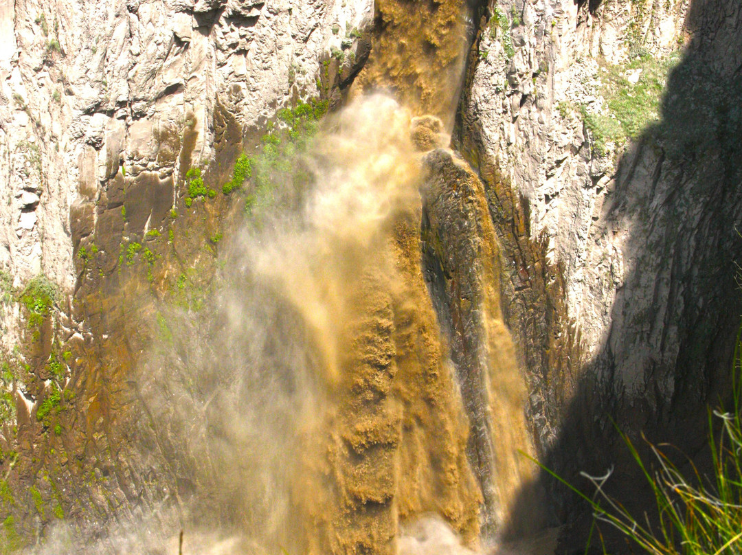 Karakaya-Su Waterfall景点图片