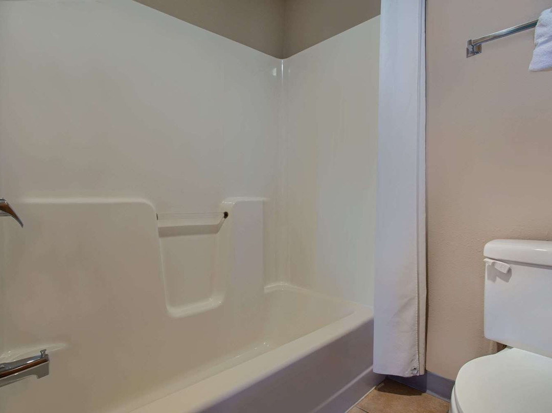 查尔斯城速8酒店主图