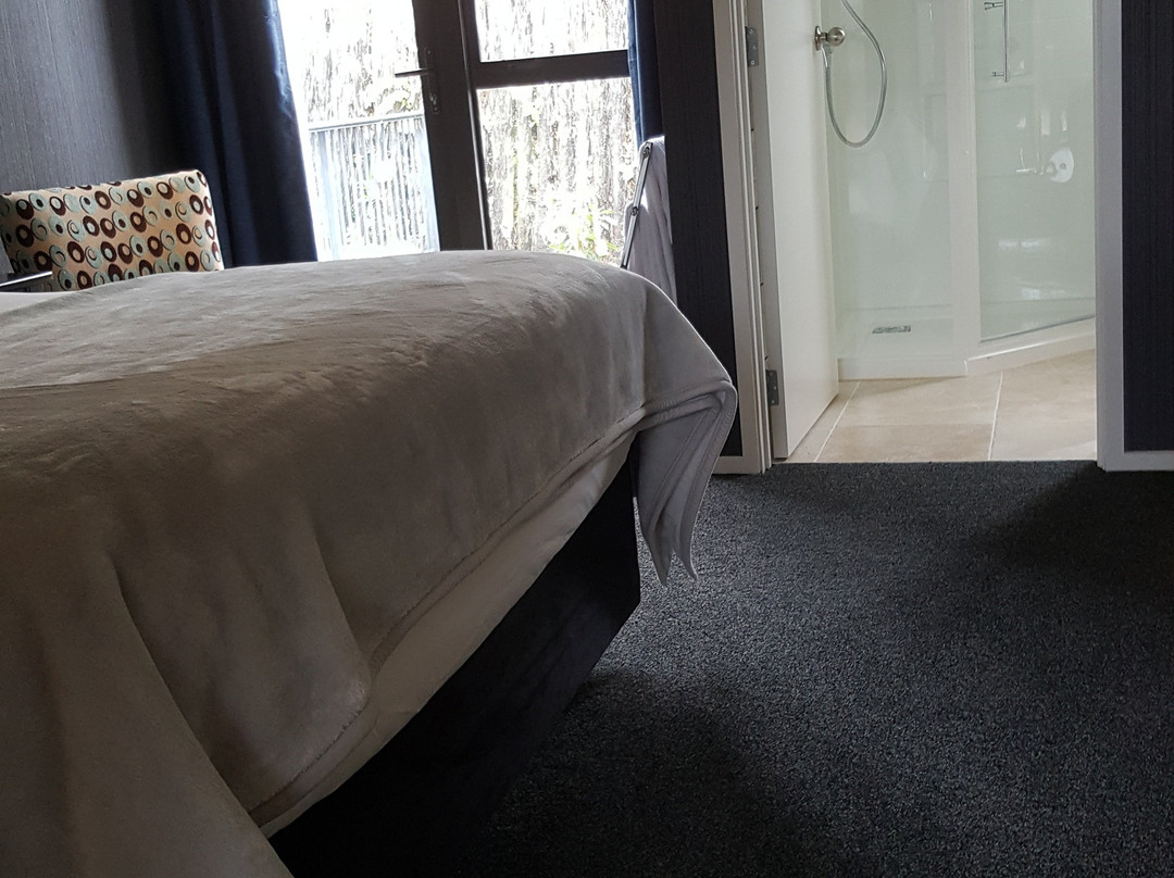 Heta Road B and B主图