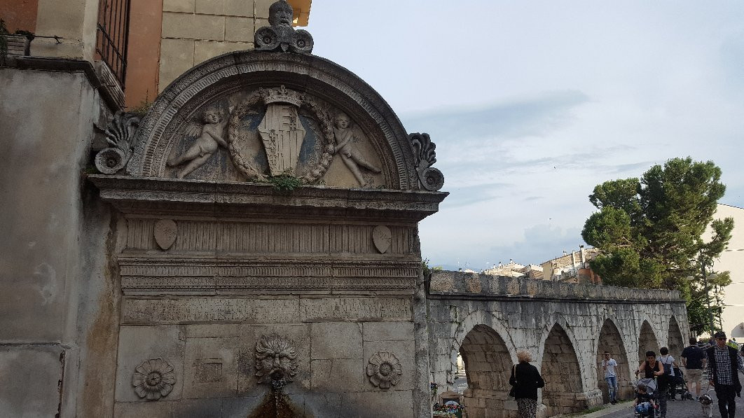 Fontana del Vecchio-苏尔莫纳必去景点