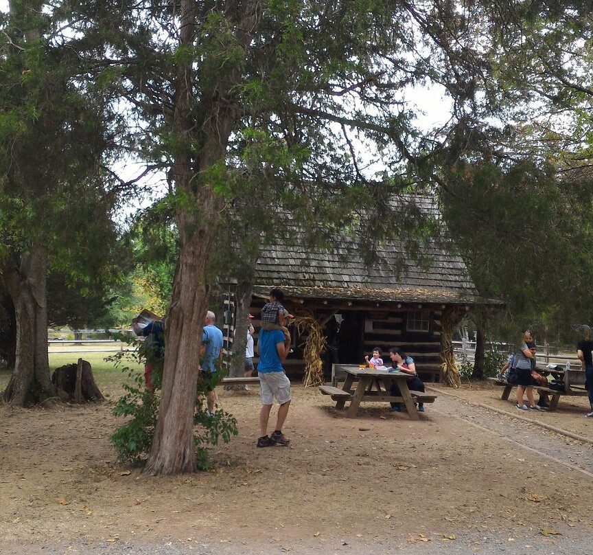 Heritage Farm Museum景点图片