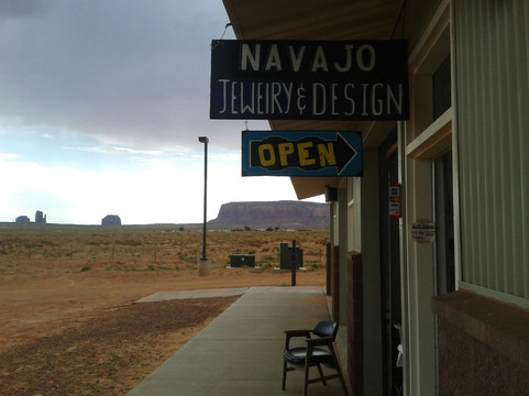 Navajo Jewelry and Design-纪念碑公园必去景点