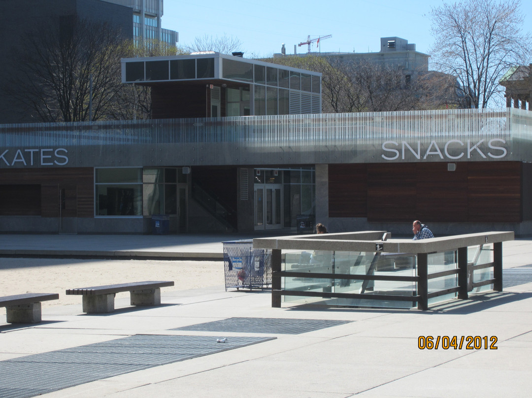 弥敦菲腊广场-多伦多必去景点