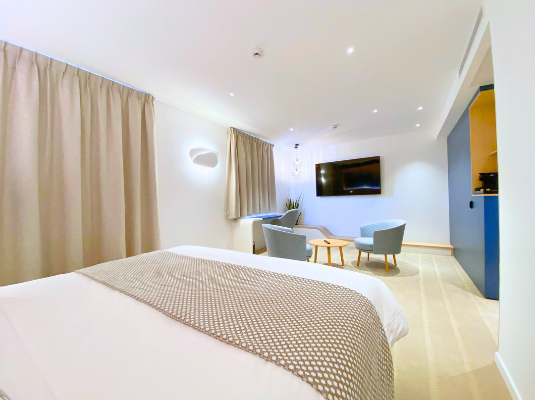 Brit Hotel Piscine & Spa - Fougères主图