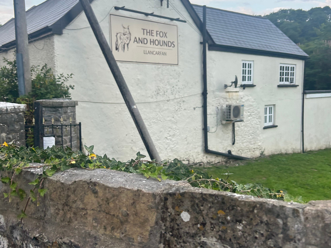 狐狸与猎犬酒店主图