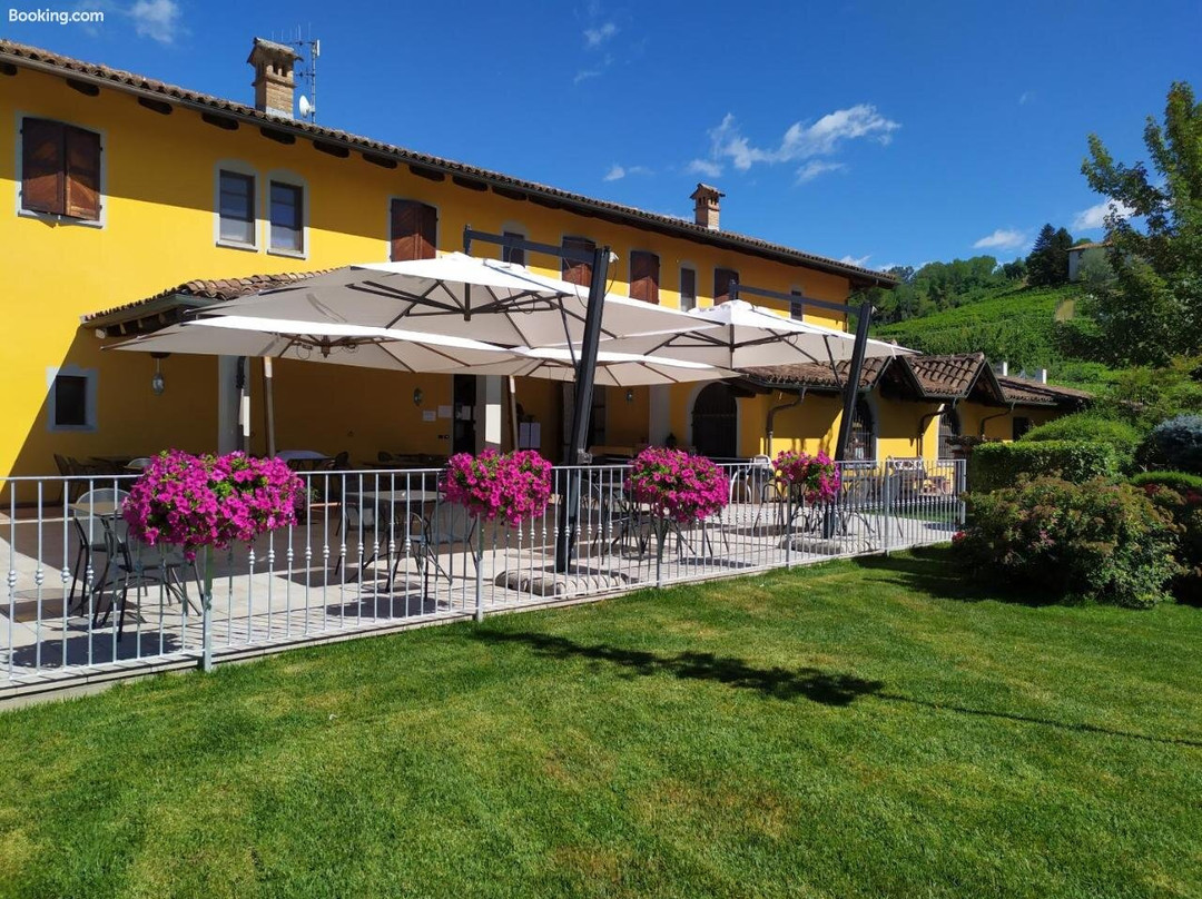 Santo Stefano Belbo酒店住宿-La Bossolasca Albergo Ristorante