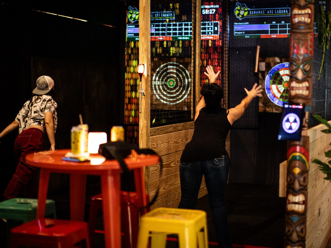 Bananas' Axe Cabana - Axe Throwing-奥兰多必去景点