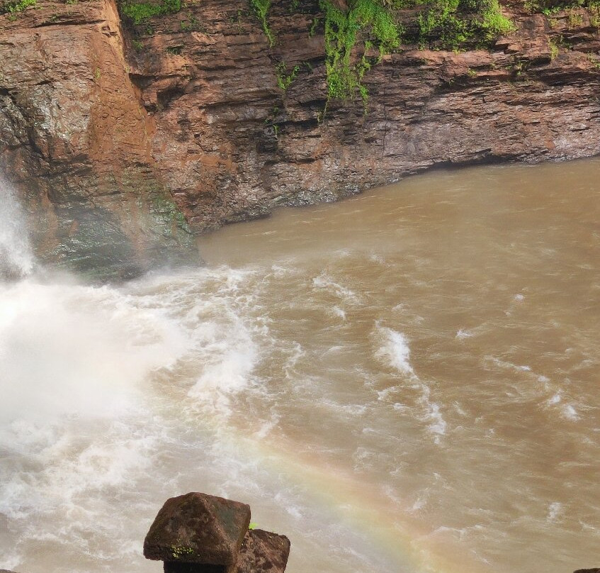 Arvalem Waterfalls景点图片