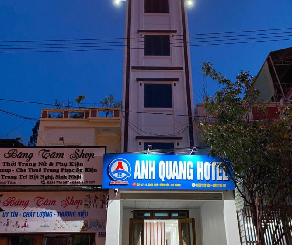 Anh Quang Hotel Đong Văn