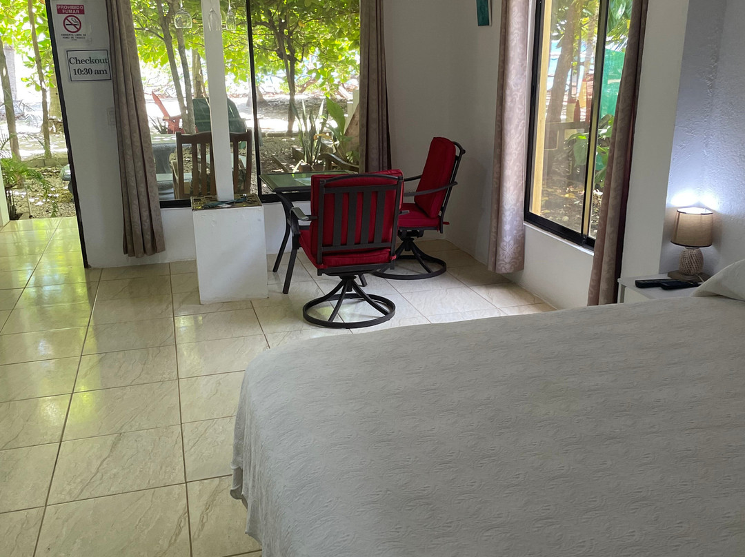 Rita & Sonny Beach  Apts #A主图