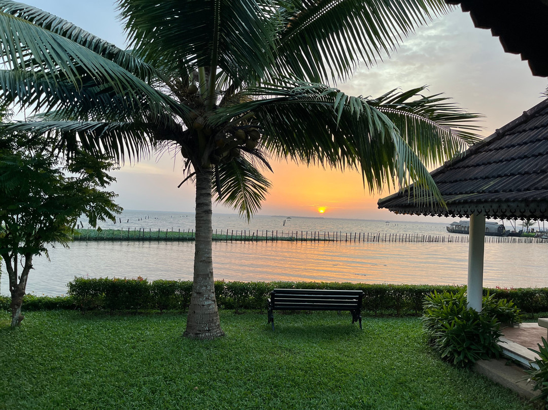 库马拉孔湖畔度假村主图