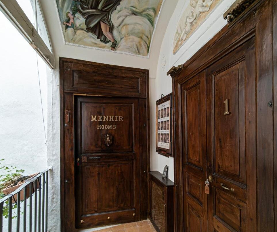 Menhir Rooms