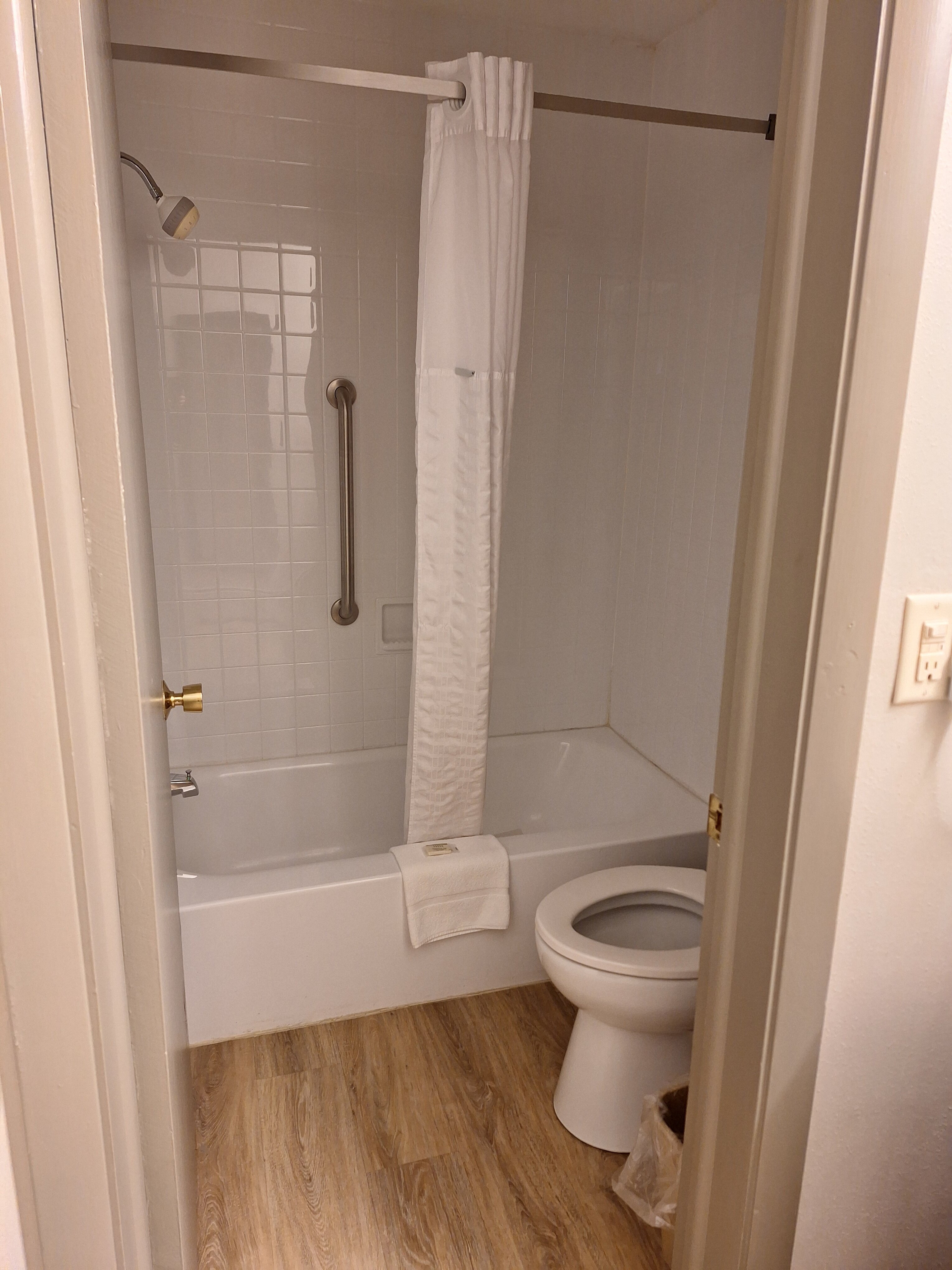 Days Inn by Wyndham Marquette-浴室